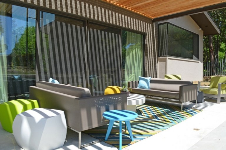 modern-pergola-möbler-betong-golv-solskydd