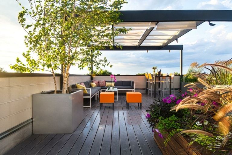 modern pergola takterrass-lounge-planter-träd-veckad
