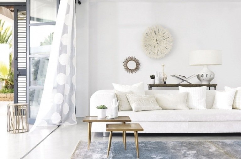 Moderna klädselstyg-gardiner-möbler-vita-soffa-dynor-mattor-använda-look-blåaktiga sidobord