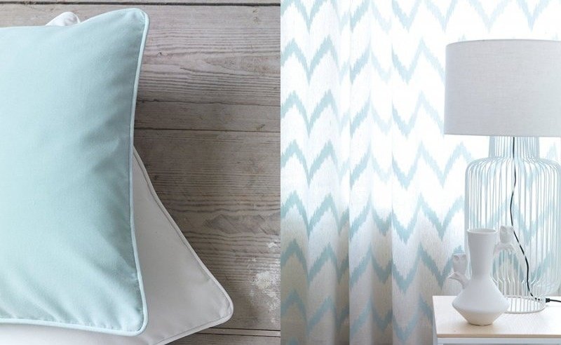 Moderna klädselstyg - gardiner - möbler - bordslampa - vit - kuddar - babyblå - grå - trägolv
