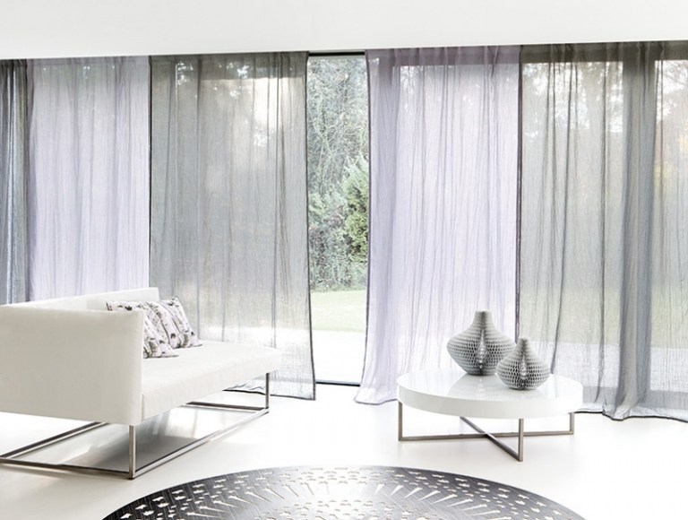 Moderna klädselstyg-gardiner-möbler-vit-grå-svart-fönster vägg-soffbord-högglans