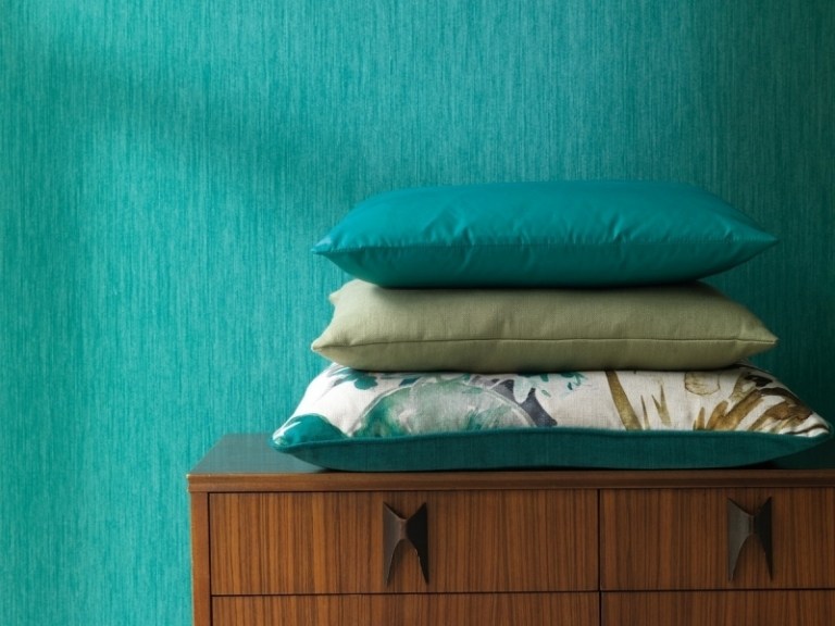 Moderna klädselstyg-gardiner-möbler-tapeter-rika-färger-kuddar-skänk-turkos-grönt