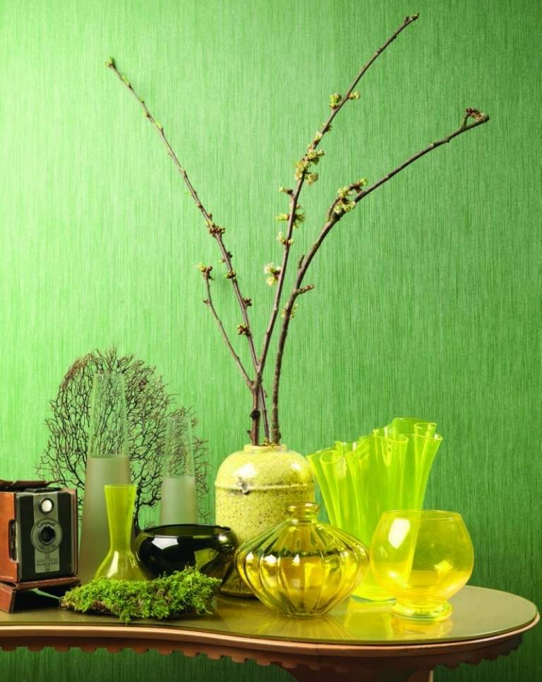 Moderna klädselstyg-gardiner-möbler-rika-färger-gröna-vaser-dekoration-gul-ljus-färg block