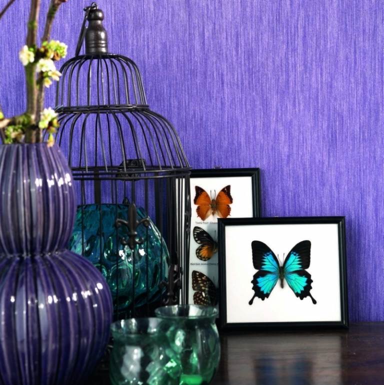 Moderna klädselstyg-gardiner-möbler-rika-färger-violett-vaser-glas-blå-grön-fjärilar