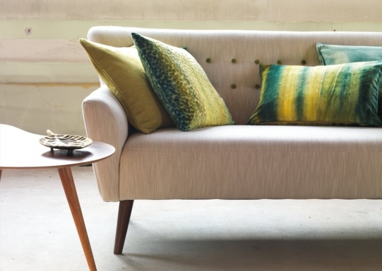 moderna klädsel-gardiner-möbler-soffa-ljusgrå-träben-kuddar-grönt-tropiskt-motiv-sidobord