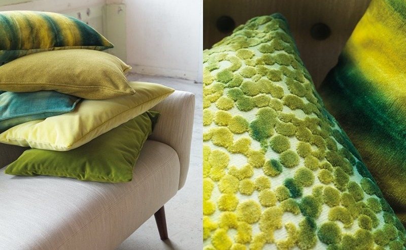 moderna klädsel-gardiner-möbler-soffa-ljusgrå-kuddar-gröna-nyanser-lättnad-tropiska-växter-inspirerade