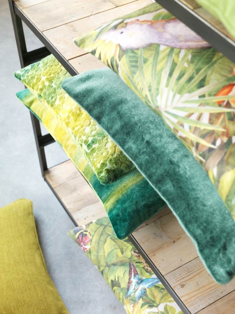 moderna klädsel-tyger-gardiner-möbler-djungel-tryck-kuddar-tropiska-motiv-papegojor