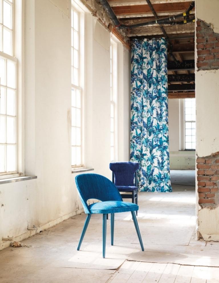 moderna klädsel-gardiner-möbler-stolar-blå-ulramarin-rika-färger-blommig-mönster-hall