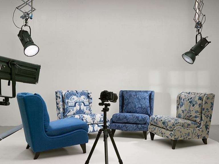moderna klädsel-gardiner-möbler-vinge-fåtöljer-mönster-blå-blommig-vintage-klassiskt-blå tryck