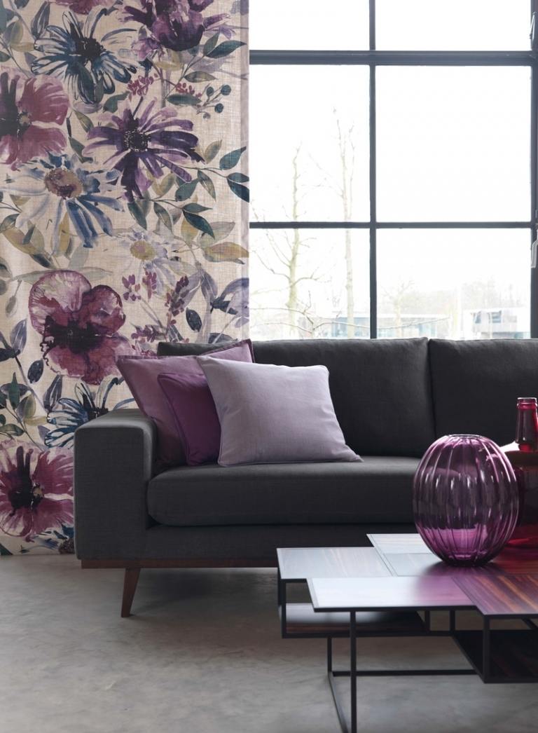 moderna klädsel-gardiner-möbler-soffa-mörkgrå-violett-blommigt-mönster-akvarell-suddig-effekt