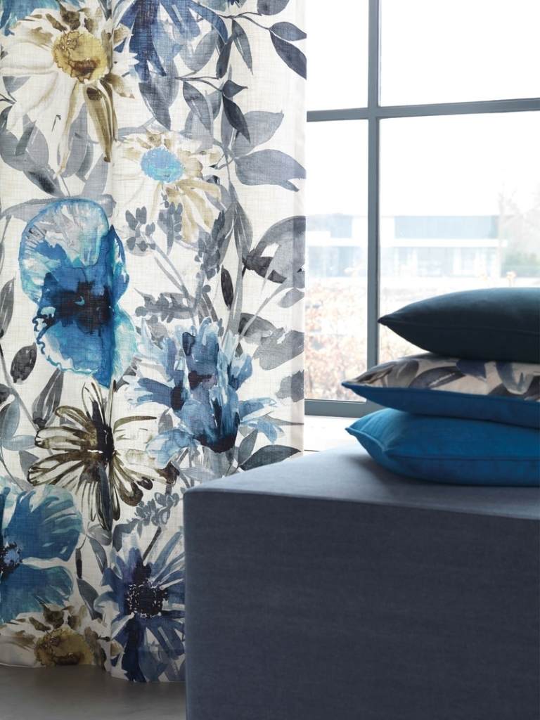 moderna klädsel-tyger-gardiner-möbler-blommigt-mönster-blommor-blå-suddig-akvarell-effekt-kuddar