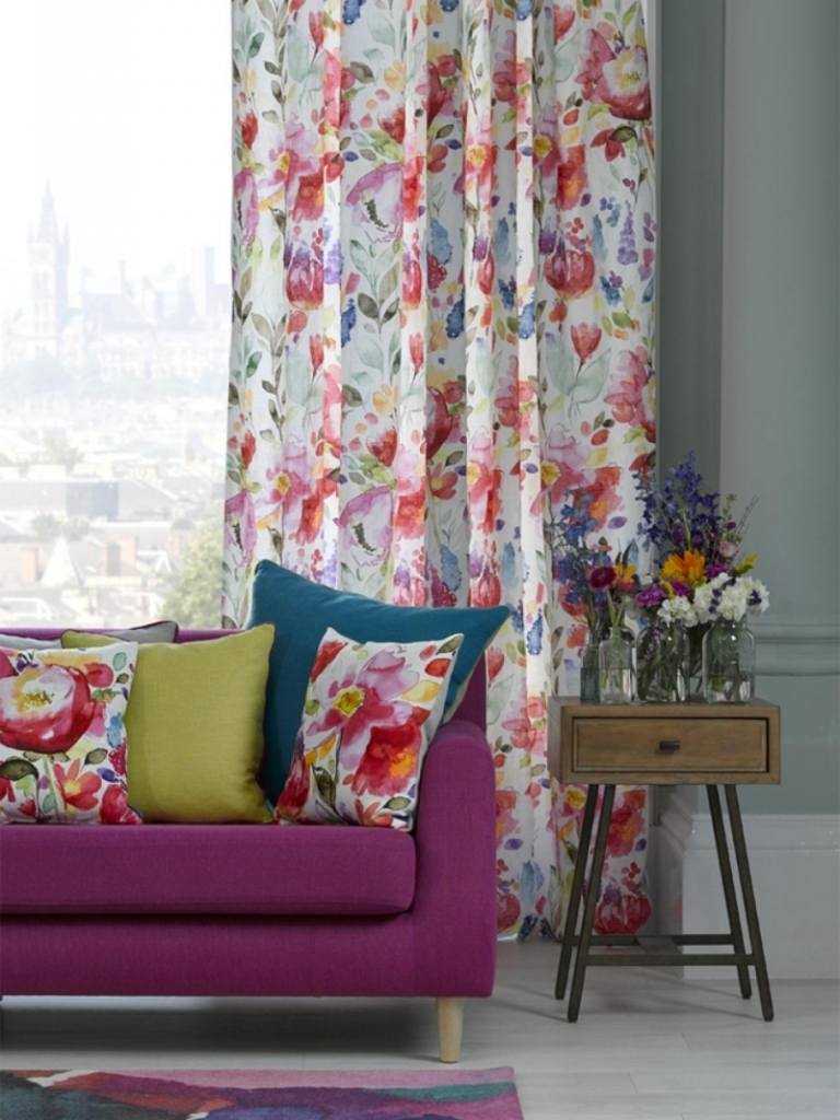 moderna klädsel-tyger-gardiner-möbler-blommönster-soffa-lila-kuddar-färgade-färgglada-sidobord-blomma-vas