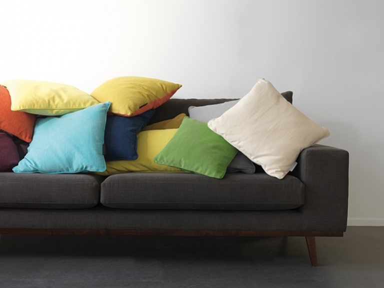 moderna klädsel-gardiner-möbler-soffa-mörkgrå-kuddar-mångfärgade-färgade-vägg-måla-vit