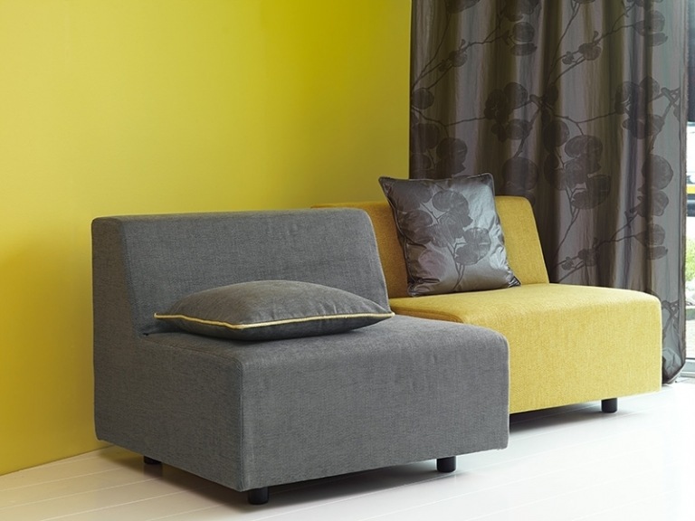 moderna klädsel-gardiner-möbler-grå-gula-moduler-sittplats-kuddar-enkla