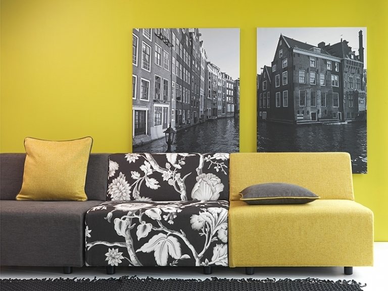 moderna klädsel-gardiner-möbler-grå-gula-svarta-foton-kuddar-blommönster