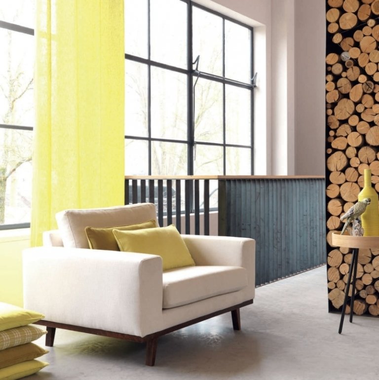 moderna klädsel-gardiner-möbler-fåtöljer-grädde-vita-kuddar-gul-vas-dekoration-ved-gamuetlich