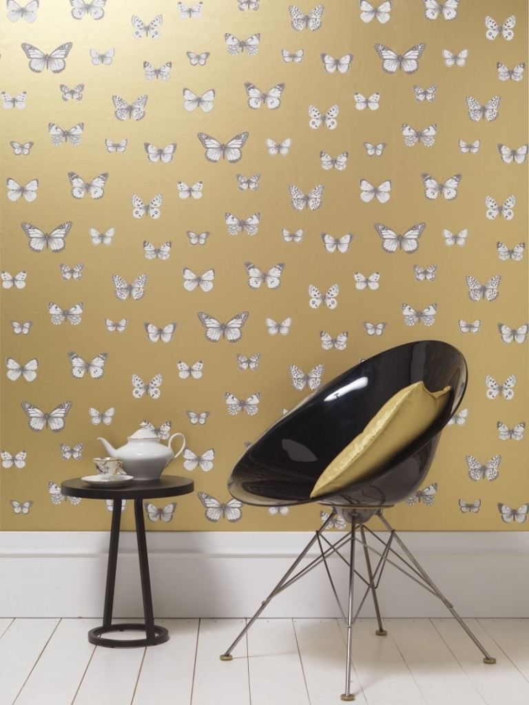 moderna klädsel-gardiner-möbler-tapeter-guld-fjärilar-svart-vit-stol-plast-högblank-tekanna