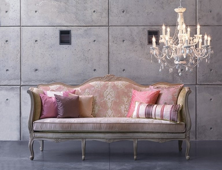 moderna klädsel-gardiner-möbler-antika-ottomanska-rosa-blekta-barockmönster-ljuskrona-kuddar-rosa