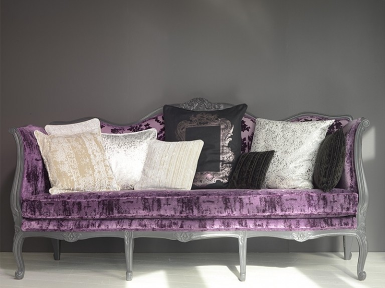 moderna klädsel-gardiner-möbler-ottomanska-violett-lila-grå-kuddar-silver-effekter-lättnad