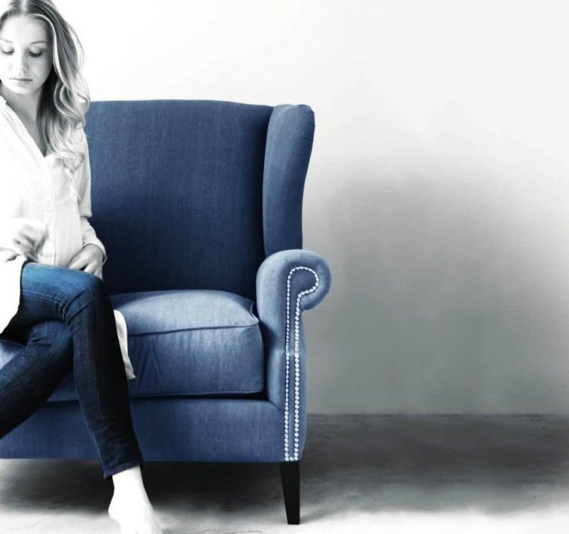 Moderna klädselstyg-gardiner-möbler-fåtölj-blå-vintage-klassisk-kvinna-jeans