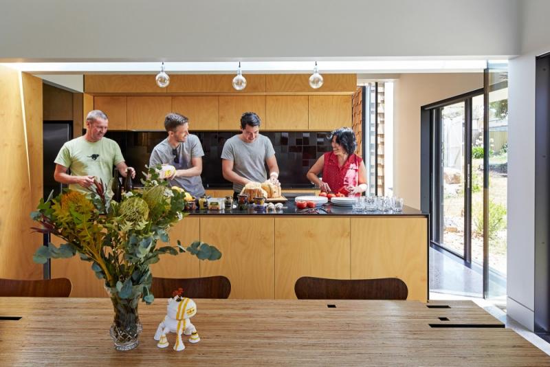 modernt-puristiskt-möblerat-kök-vardagsrum-träfronter