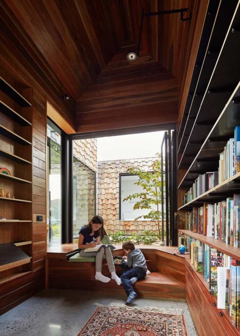 Modernt-puristiskt-möblerat-bibliotek-trätak
