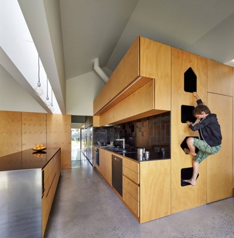 Modern-puristisk-möblerad-trä kök-klättervägg