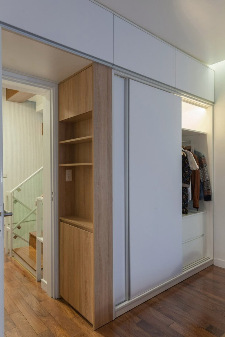 Modern-rum-avdelare-trappor-hus-vägg-garderob-vit-golvbräda