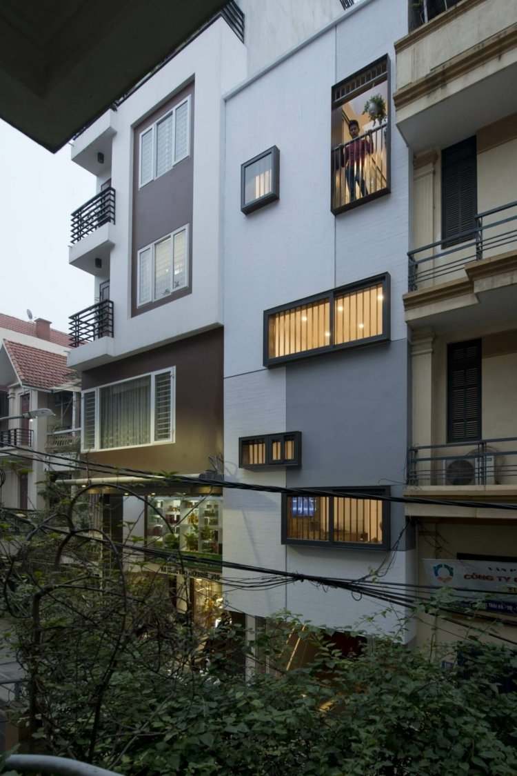 Modernt-rum-avdelare-radhus hus-frontal-view-fönster-terrass