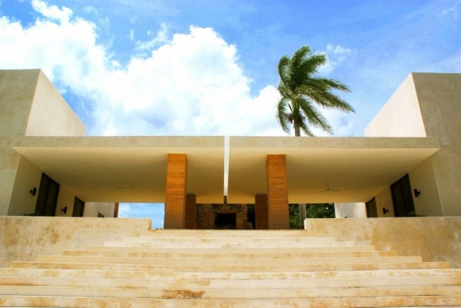 Betonghusdesign modern veranda-putsad fasad röd jord Mexico hacienda
