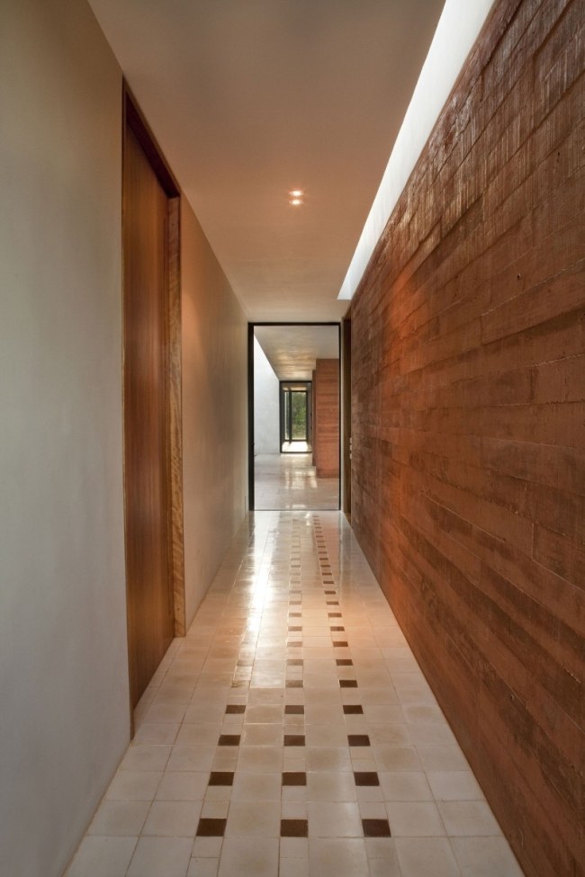 Hazienda korridor design trä vägg tak öppning pelare plattor om golvbeläggning
