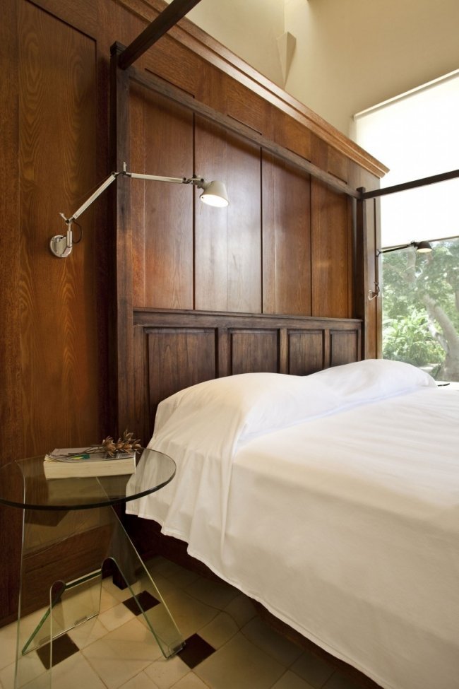 Sovrum i kolonial stil trä väggbeklädnad traditionella transparent sängbord