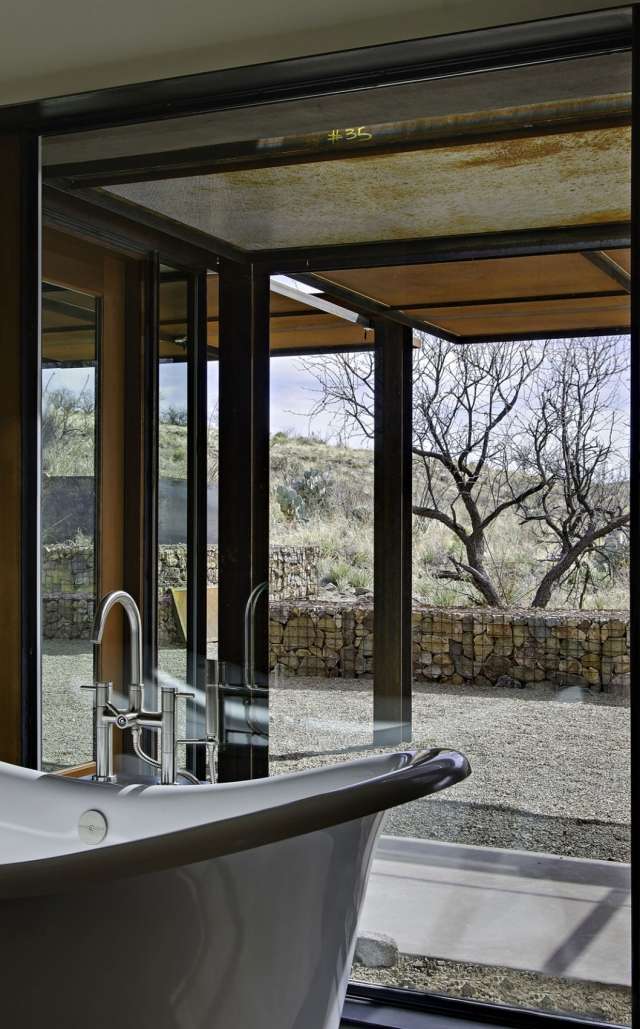modernt badrum badkar utsikt utanför harmoni natur