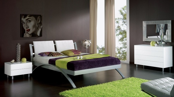 moderna sovrumsmöbler gröna lila trägolv bruna väggar