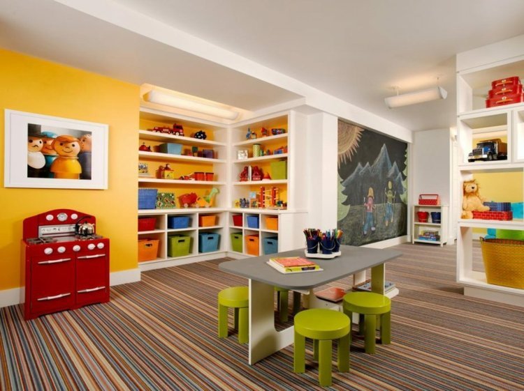 modern-skåp-vägg-nisch-förvaring-gul-vägg-måla-ränder-matta