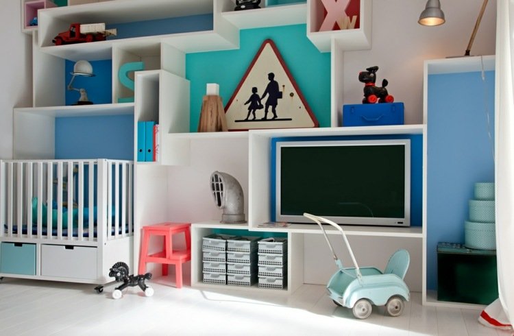 modern-garderob-hyllsystem-baby-rum-blå-nyanser-vägg-design