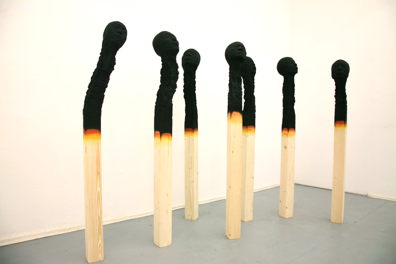 moderna-skulpturer-mänskliga-ansikten-tändstickor-trä-konst-installation-bränd-konst