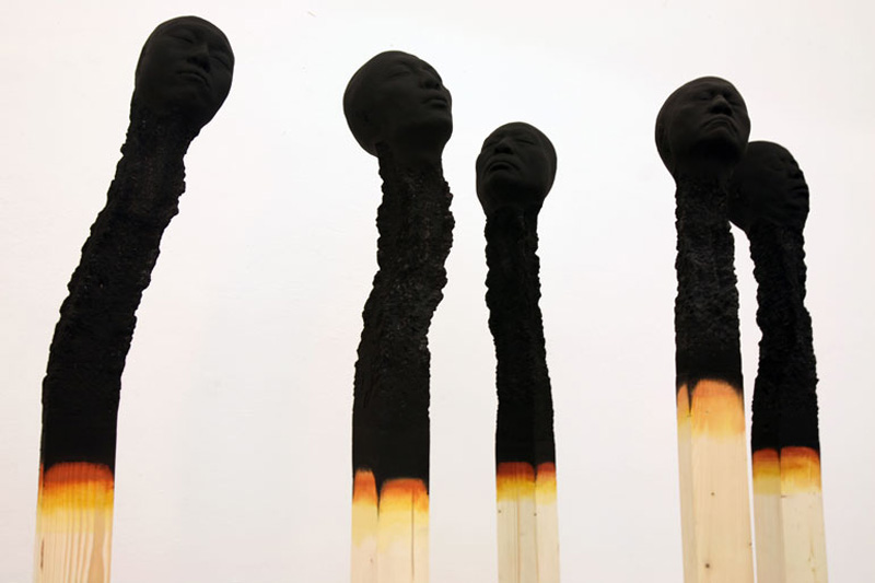 moderna-skulpturer-mänskliga-ansikten-tändstickare-brända-ansikte-trä-tändstick