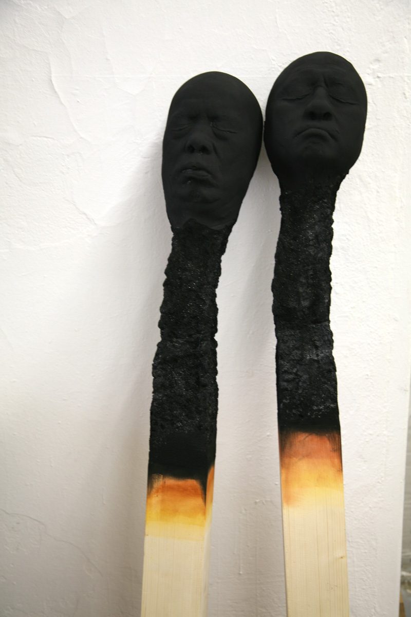 moderna-skulpturer-mänskliga-ansikten-tändstickor-tändstick-konst-installation-människokonst