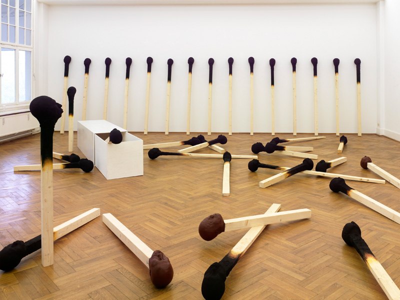 moderna-skulpturer-mänskliga-ansikten-tändstickor-konst-installation-galleri-berlin-trä