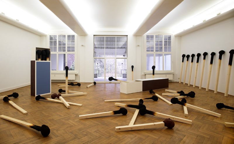 moderna-skulpturer-mänskliga-ansikten-tändstickor-konst-installation-galleri-berlich-rum