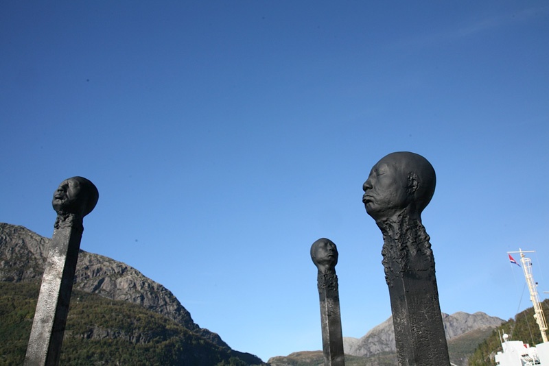 moderna-skulpturer-mänskliga-ansikten-tändstickor-konst-installation-realistisk-natur-öppna-utrymme