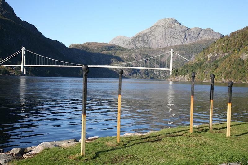 moderna-skulpturer-mänskliga-ansikten-tändstickor-konst-installation-öppna-rymden-natur-sjö