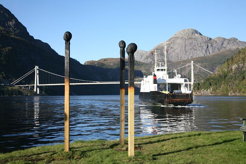 moderna-skulpturer-mänskliga-ansikten-tändstickor-konst-installation-trä-öppna-rymden-natur