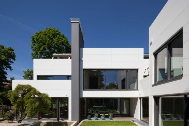 Fasad moderna eleganta glasfrontar trädgård