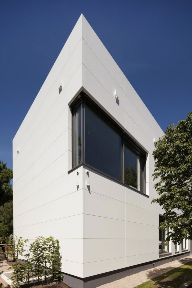 Enfamiljshus vit fasad minimalistisk design
