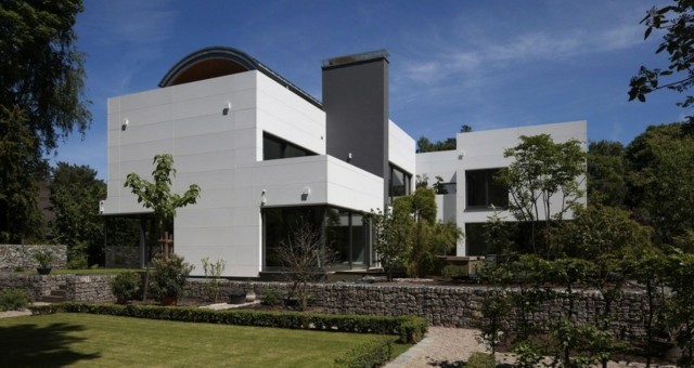 Materialklädd vit fasad modern innovativ design