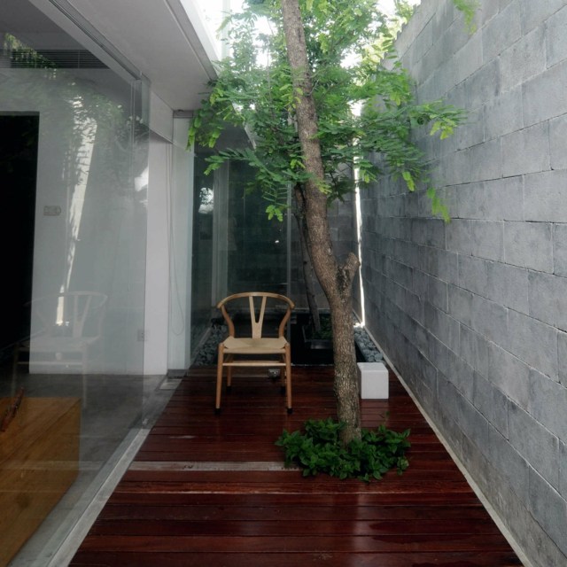 Vietnam innergård trä terrass betongvägg sekretess skärm