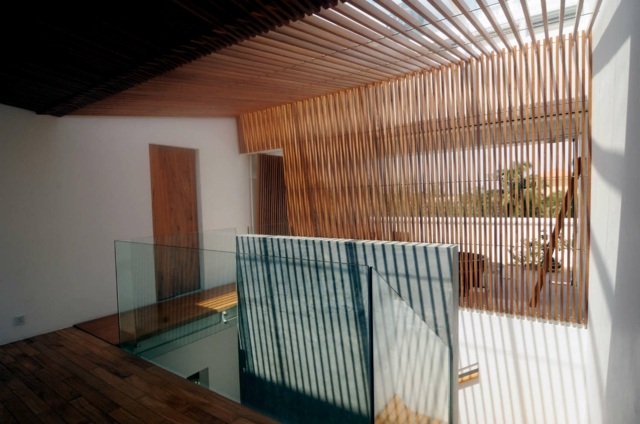 Trä persienner trappa modern stadsvilla med innergård