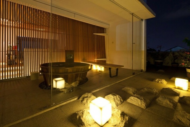 fristående badkar sten trädgård belysning